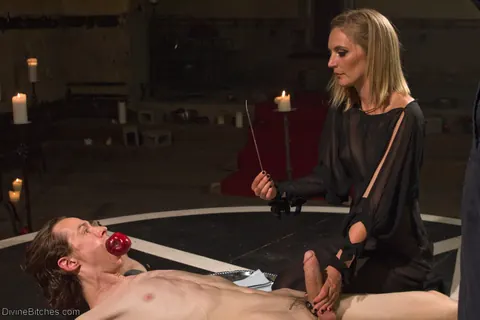 Mona Wales: Tall Blonde MILF Dominates with Handjob and Spreads Her Legs – photo 4 of 20