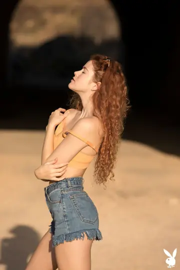 Heidi Romanova – Italian Redhead in Glasses Spreads Her Pussy on the Beach