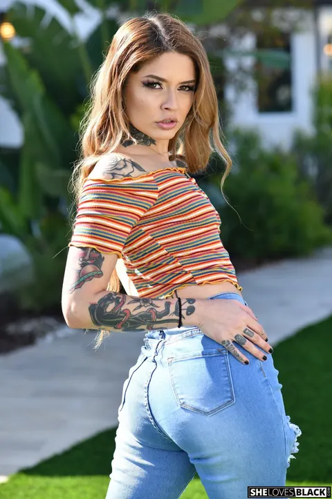 Vanessa Vega: Petite Latina Rides BBC Outdoors and Cums – photo 1 of 21
