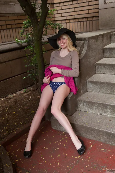 Wynn Leonard: Blonde in Glasses Shows Her Panties Outdoors – photo 5 of 12