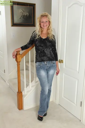Heidi Gallo – Thick Mature Blonde Strips Out of Her Jeans and Spreads Her Hairy Pussy