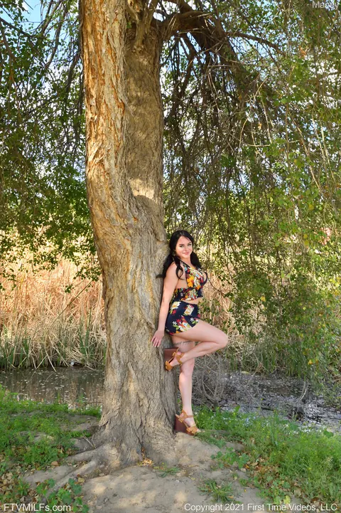 Thick MILF in Heels Spreads in the Forest – photo 12 of 21