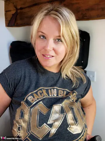 Sindy Bust – Blonde British PAWG in a Bikini and Heels Spreads Her Shaved Pussy