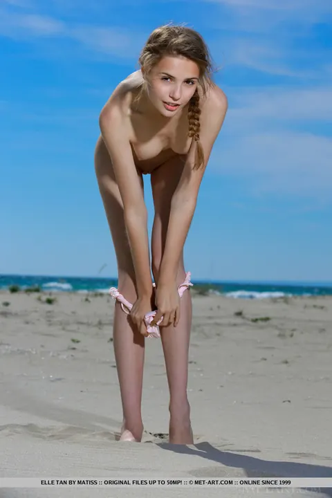 Elle Tan: Tall European Brunette Spreads on the Beach – photo 6 of 18