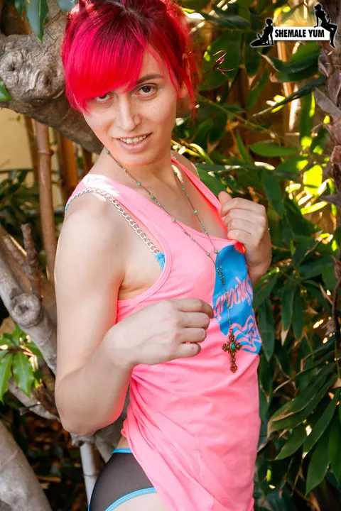 Trans Woman Strips Nude and Spreads Outdoors – photo 1 of 16