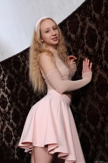 Alice Blue – Ukrainian PAWG Lifts Her Skirt and Spreads