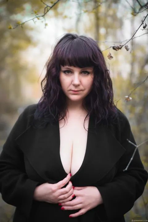 Katrin Porto: Thick Brunette MILF Flashes Her Big Natural Tits Outdoors – photo 3 of 15