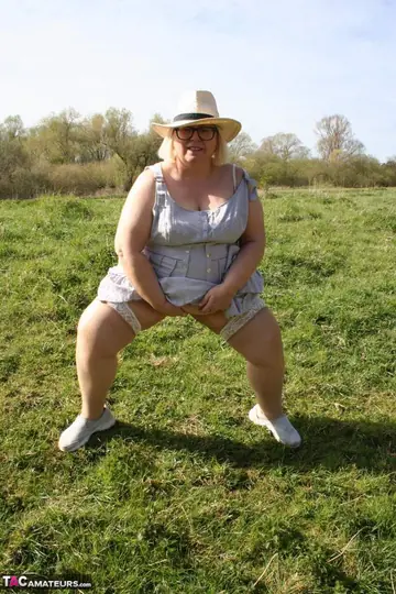 Lexie Cummings – British BBW in Stockings and Glasses Fingers Herself Outdoors