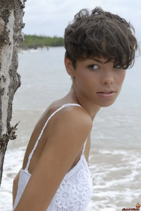 Thick Short-Haired Woman Poses Nude on the Beach – photo 1 of 16