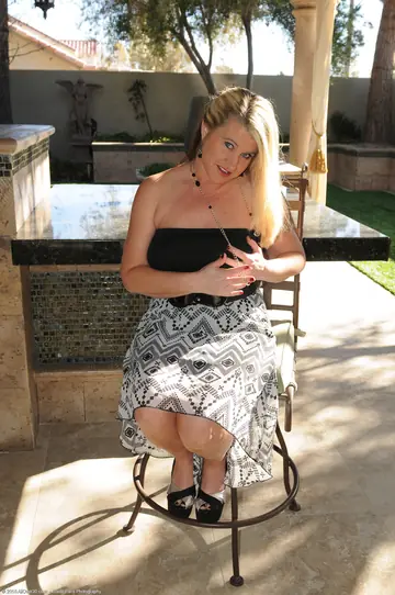 Mona Hawght – Busty Blonde MILF Fingers Her Pussy and Shows Her Clit Outdoors