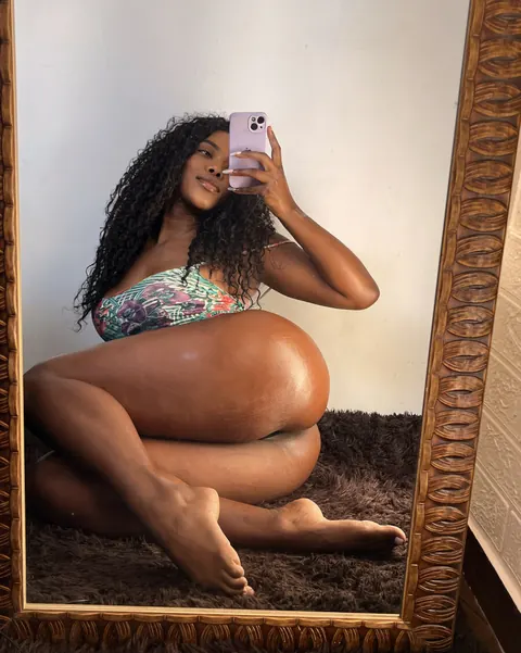 Luana Couto: Curvy Latina Flaunts Her Big Tits in the Mirror Selfies – photo 11 of 16