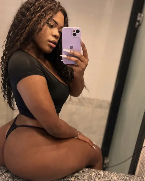 Luana Couto: Curvy Latina Flaunts Her Big Tits in the Mirror Selfies – photo 1 of 16