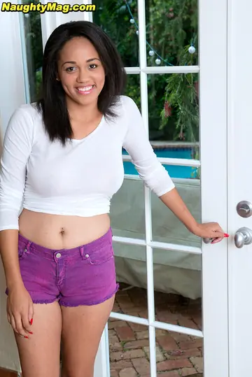 Julie Kay – Thick Ebony Brunette with Big Tits Pulls Down Her Panties
