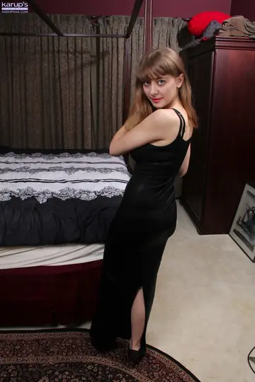 Clara D – Blonde Pulls Top Down and Shows Her Natural Tits
