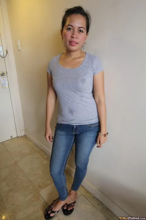 Thick Filipina Flaunts Her Big Ass in Tight Jeans – photo 1 of 16