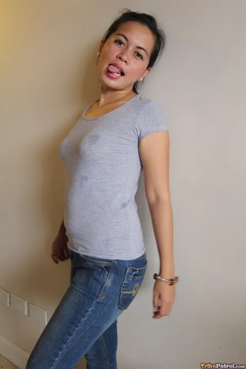 Thick Filipina Flaunts Her Big Ass in Tight Jeans – photo 4 of 16