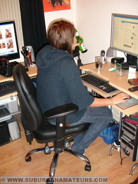 Renee Richards: British MILF Poses Nude in Jeans and Heels – photo 11 of 11