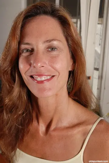 Sherry Wynne – Hairy MILF Fingers Her Anal Gape