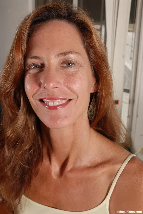 Sherry Wynne: Hairy MILF Fingers Her Anal Gape – photo 1 of 16