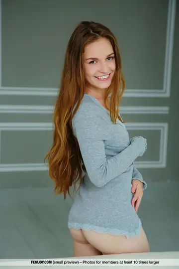 Sofi Shane – Redhead PAWG Strips Off Her Sweater and Spreads Her Hairy Ass and Pussy