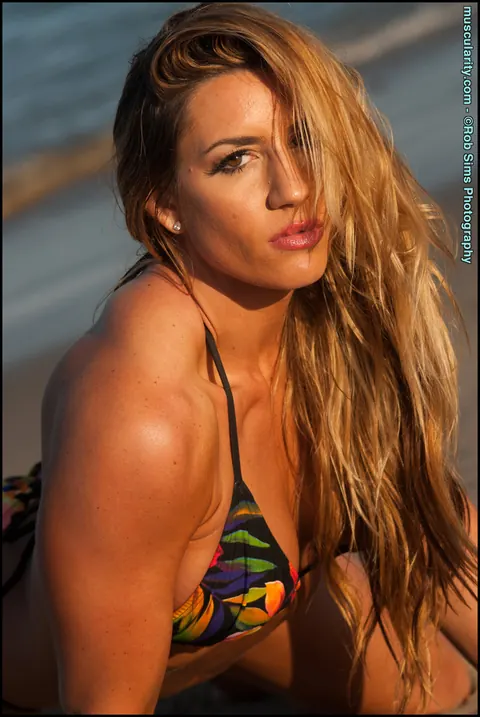 Jessica Kiernan: Blonde MILF Flexes in a Bikini on the Beach – photo 13 of 15