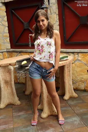 Lily Gee – Thick Brunette Takes a Dildo Anally Before Lesbian Oral and Kissing