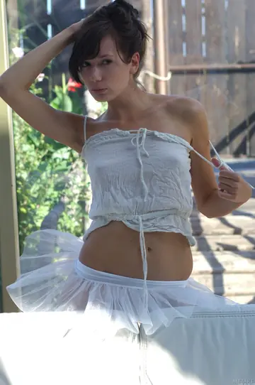 Tall Woman Poses Nude and Spreads Her Shaved Pussy