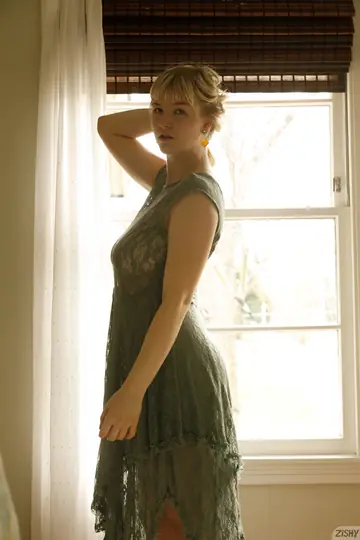 Vicky Chandler – Busty Blonde Undresses and Spreads Her Hairy Pussy Showing Her Feet
