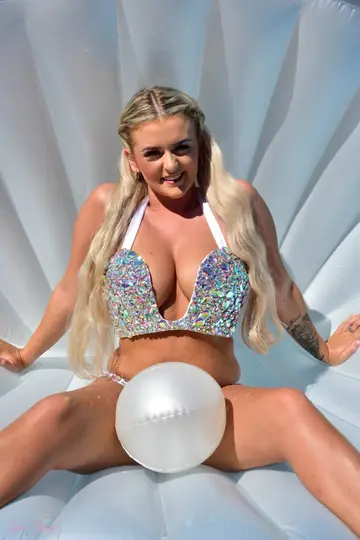 Lycia Sharyl – British Blonde PAWG Strips Her Bikini by the Pool