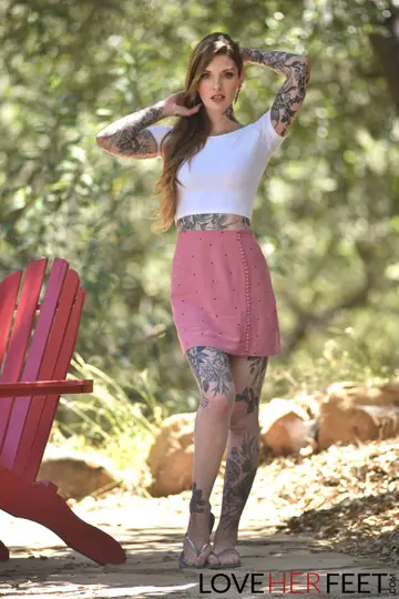 Penny Archer – Blonde PAWG Gives a Footjob Outdoors in a Skirt