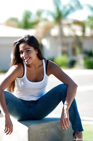 Brunette Drops Her Jeans and Spreads Her Pussy Outdoors