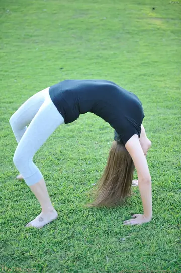 Brunette in Glasses Spreads Her Shaved Pussy Outdoors in Yoga Pants
