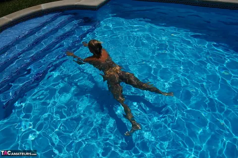 Sweet Susi: Blonde MILF Goes Skinny Dipping in the Pool by Day – photo 8 of 16
