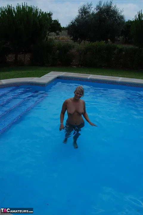 Sweet Susi: Blonde MILF Goes Skinny Dipping in the Pool by Day – photo 2 of 16