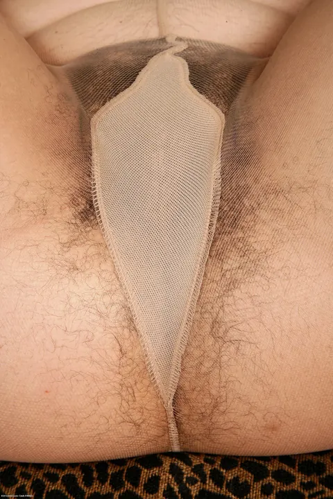 BBW Spreads Her Hairy Pussy Outside – photo 15 of 21