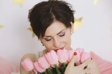 Sasha Bree – Petite Short-Haired Brunette Spreads in High Heels
