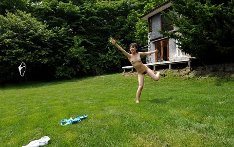 Thick Japanese Brunette Runs Nude in the Backyard – photo 15 of 16