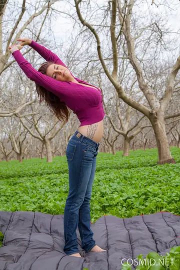 Aubrey Chase – Redhead BBW in Jeans Shows Her Big Tits Outdoors