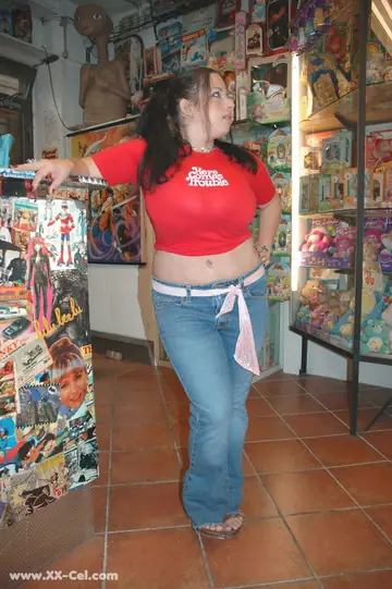 Devyn Devine – Chubby Brunette MILF Shows Off Her Monster Natural Tits in Jeans