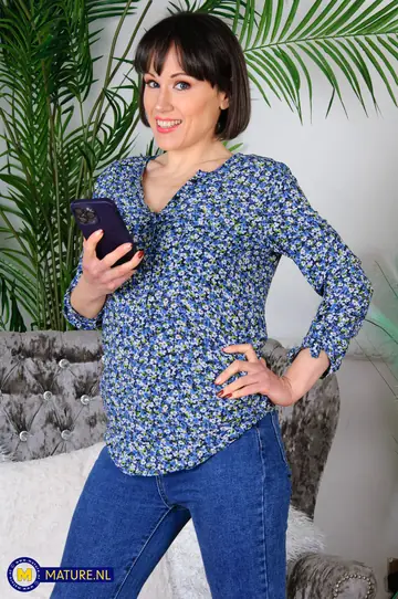 Lucy Love – Mature British Brunette in Jeans and Heels Oils Up and Masturbates