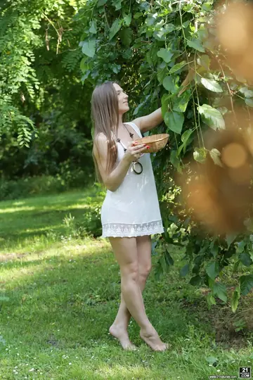 Nicole Pearl – Brunette Gets Fucked Anally Outdoors