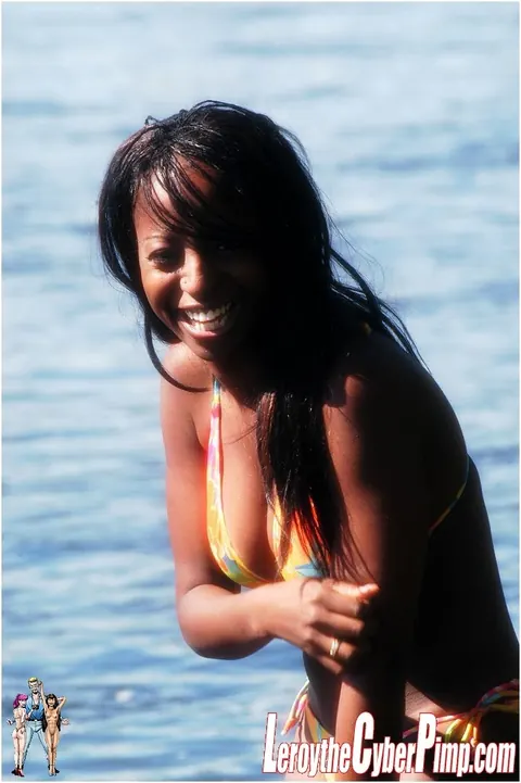 Ebony Babe Frees Big Tits Outdoors in a Bikini – photo 3 of 16