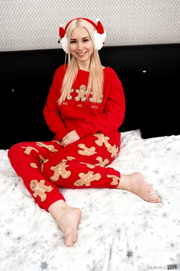 Roxy Risingstar – Busty European Blondes Kiss, Finger and Lick Each Other
