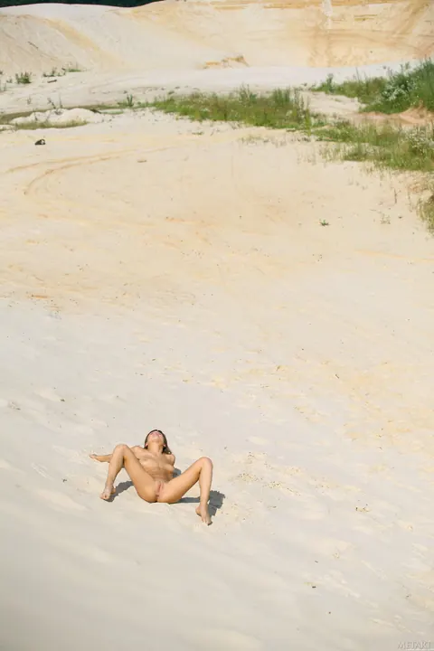 Brunette Poses Nude on the Beach – photo 10 of 21