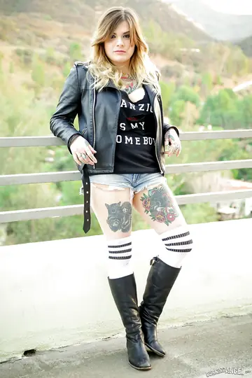 Farrah paws – Busty Tattooed Brunette Strips Outdoors in Socks and Spreads
