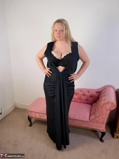 Sindy Bust: Chubby British MILF in Lingerie Masturbates on the Sofa – photo 6 of 16