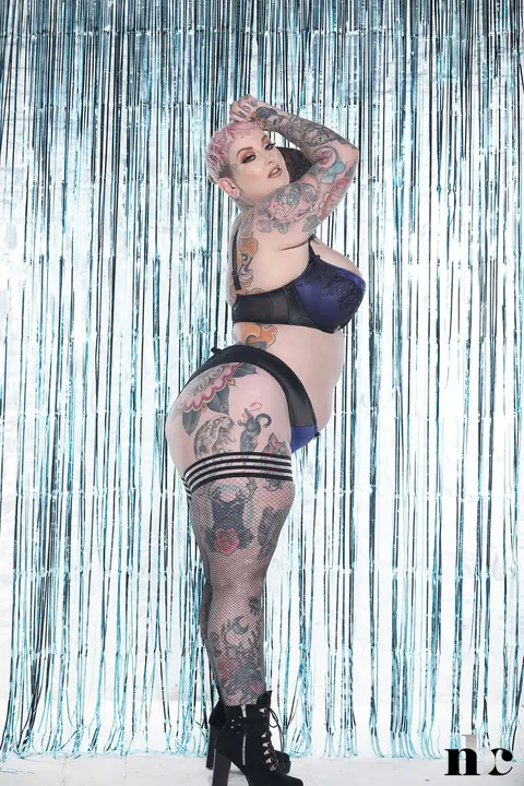 Galda Lou: Short-Haired BBW with Big Tits Shows Her Inked Body – photo 5 of 21