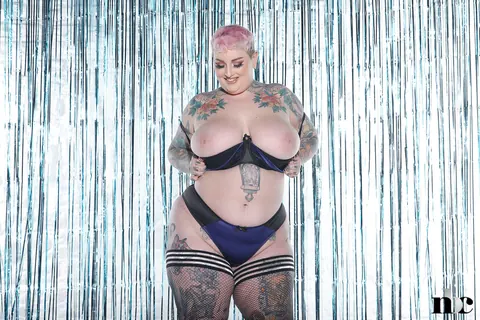 Galda Lou: Short-Haired BBW with Big Tits Shows Her Inked Body – photo 7 of 21