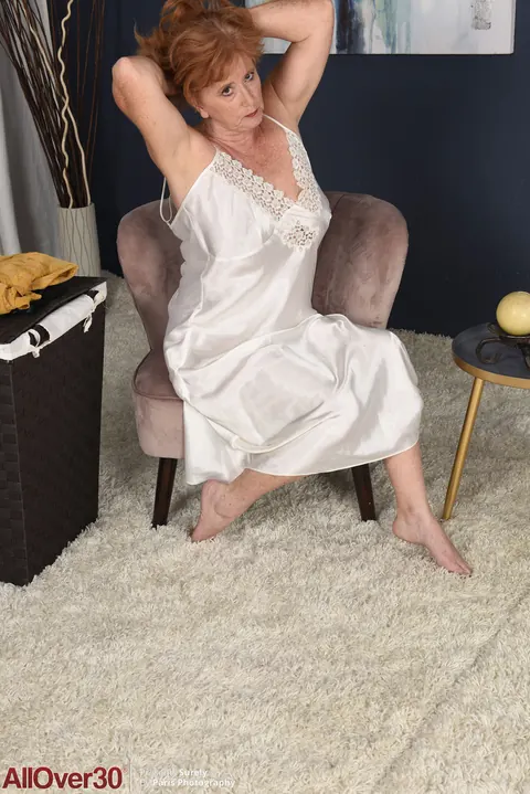 MILF Undresses and Poses Naked – photo 3 of 21