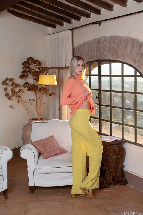 Lana Lane: Tall British Blonde Poses Nude in Her Heels – photo 1 of 21